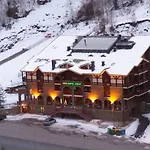 Hotel Crest