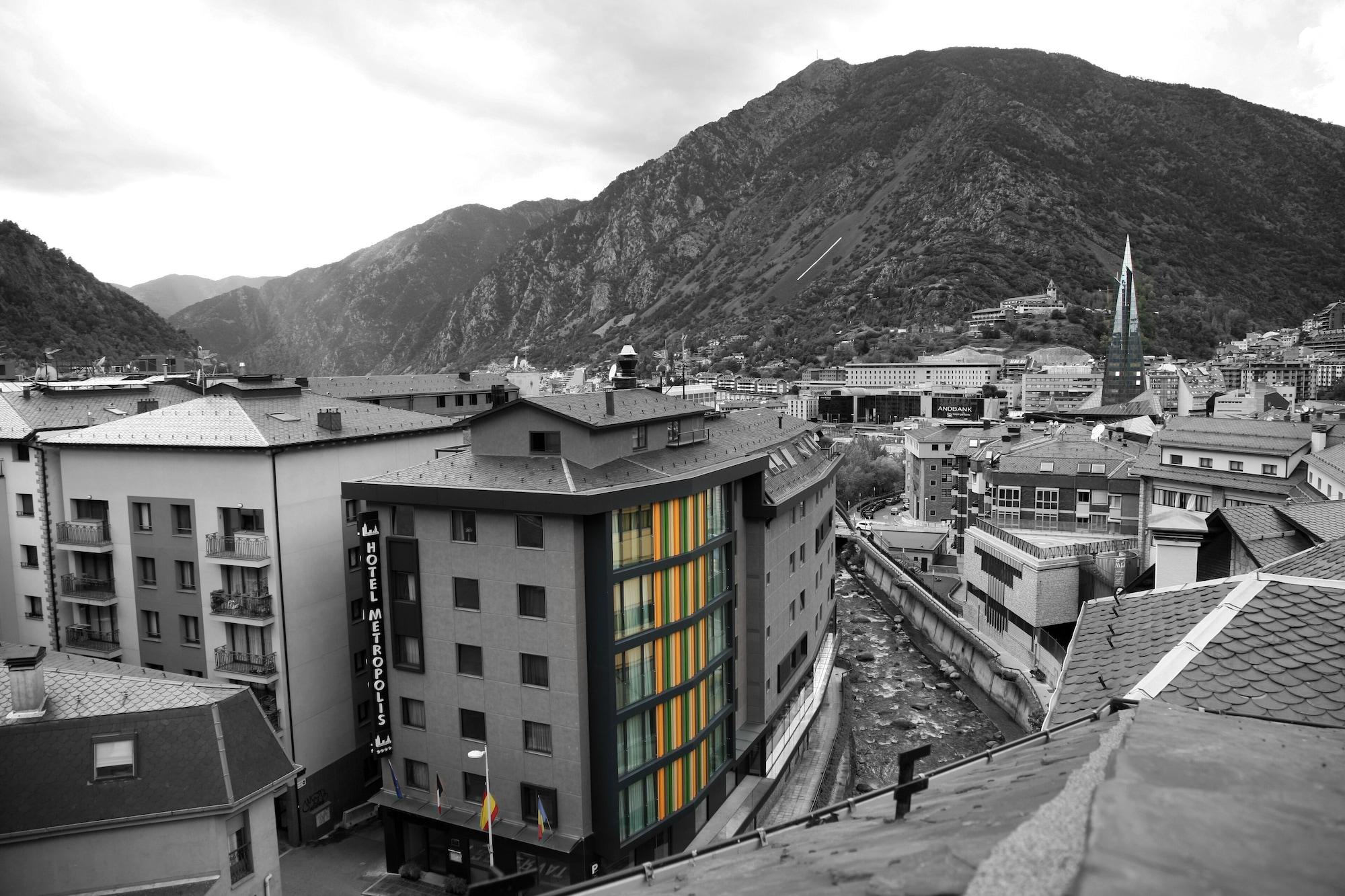 Metropolis Hotel 4*