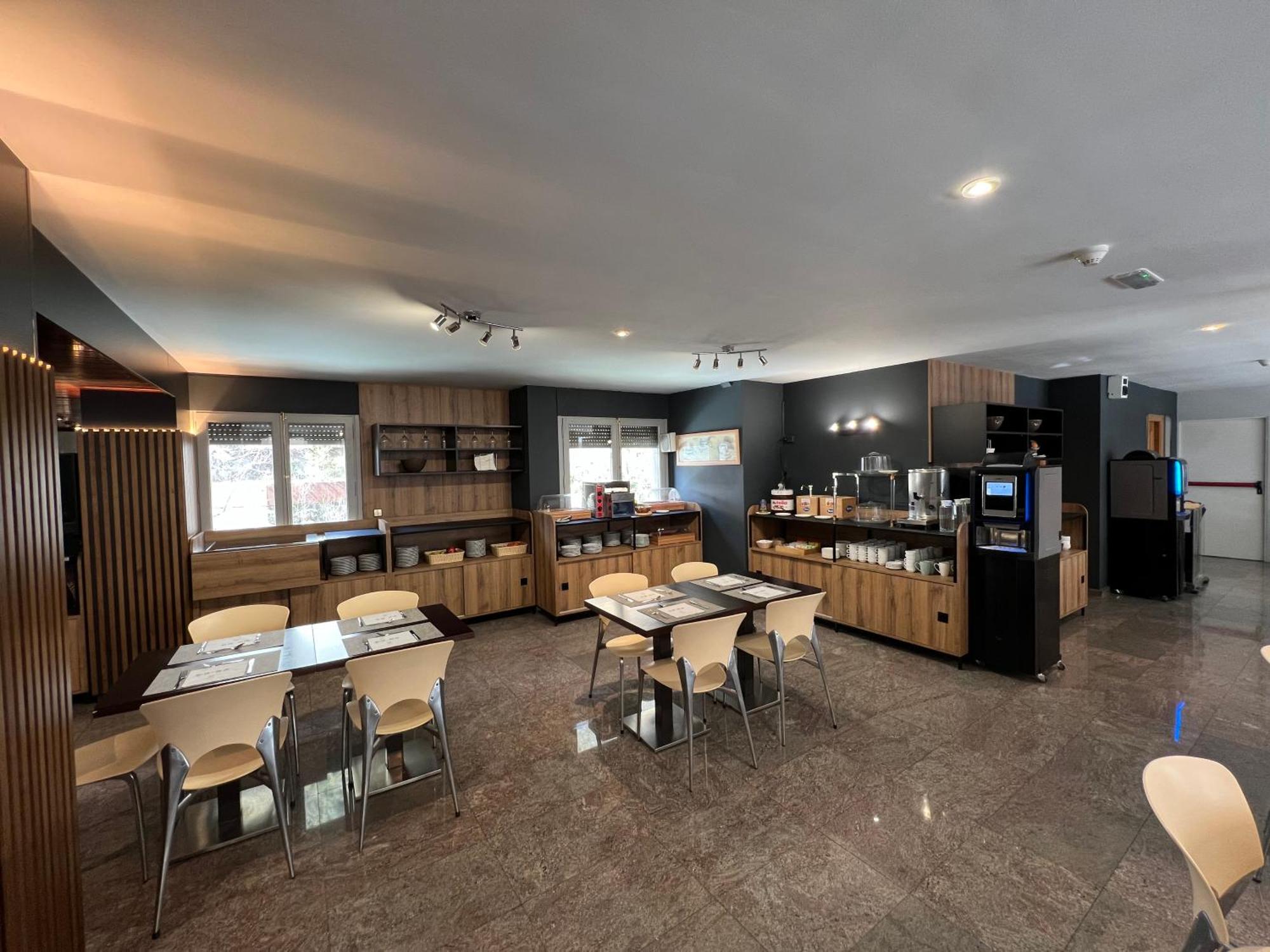 Yomo Imperial Hotel