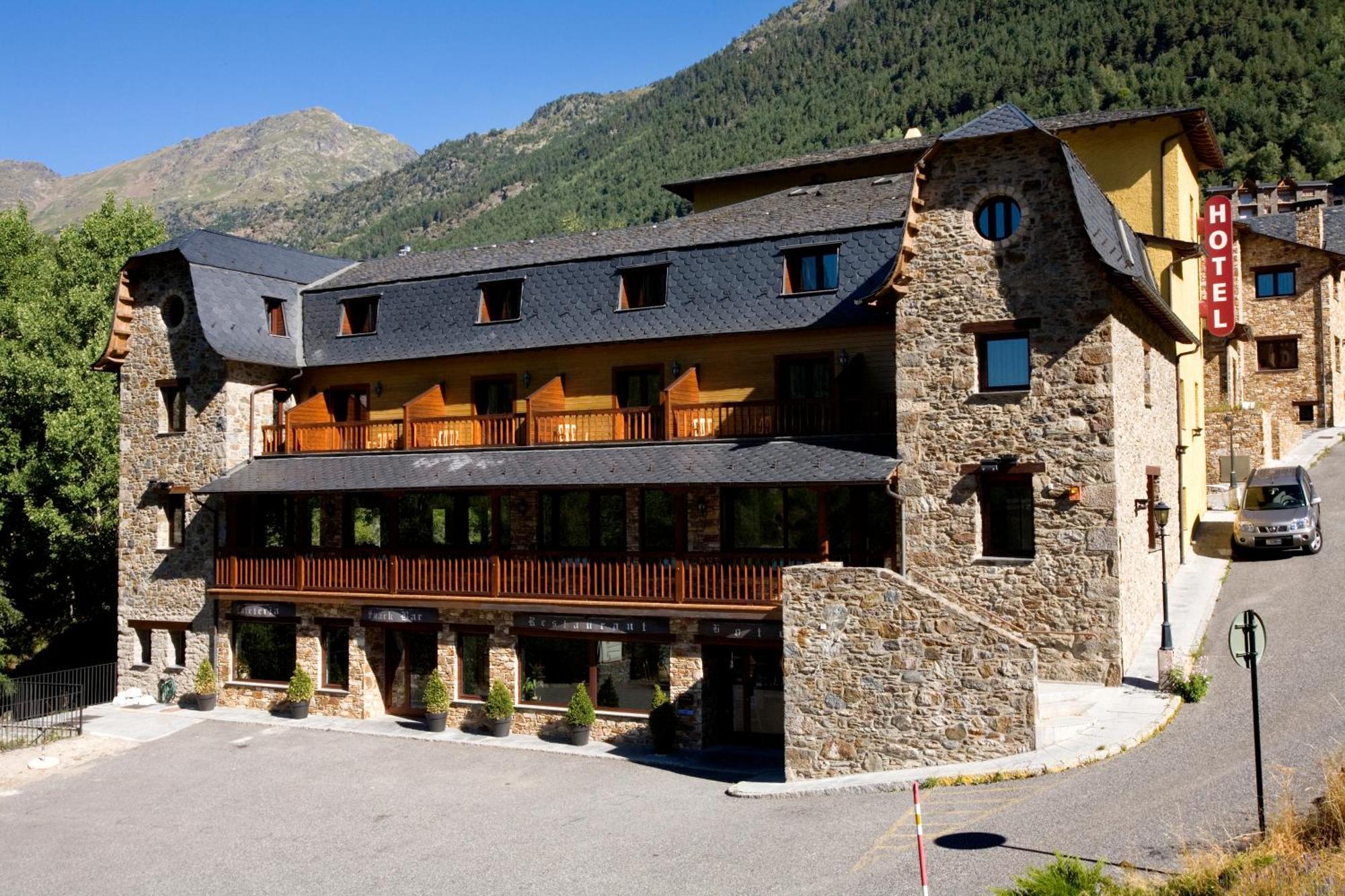 & Niunit 4* El Serrat