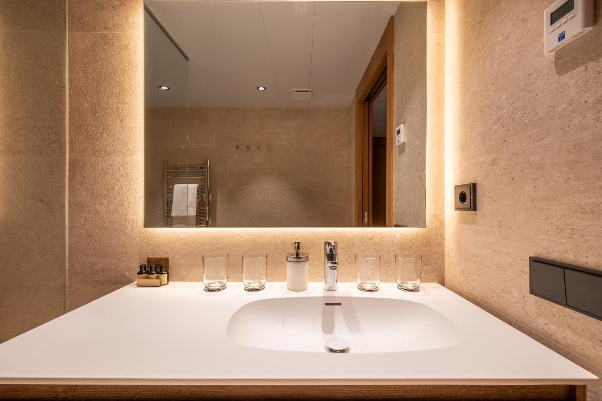 Isard Homes & By Select Apartament *