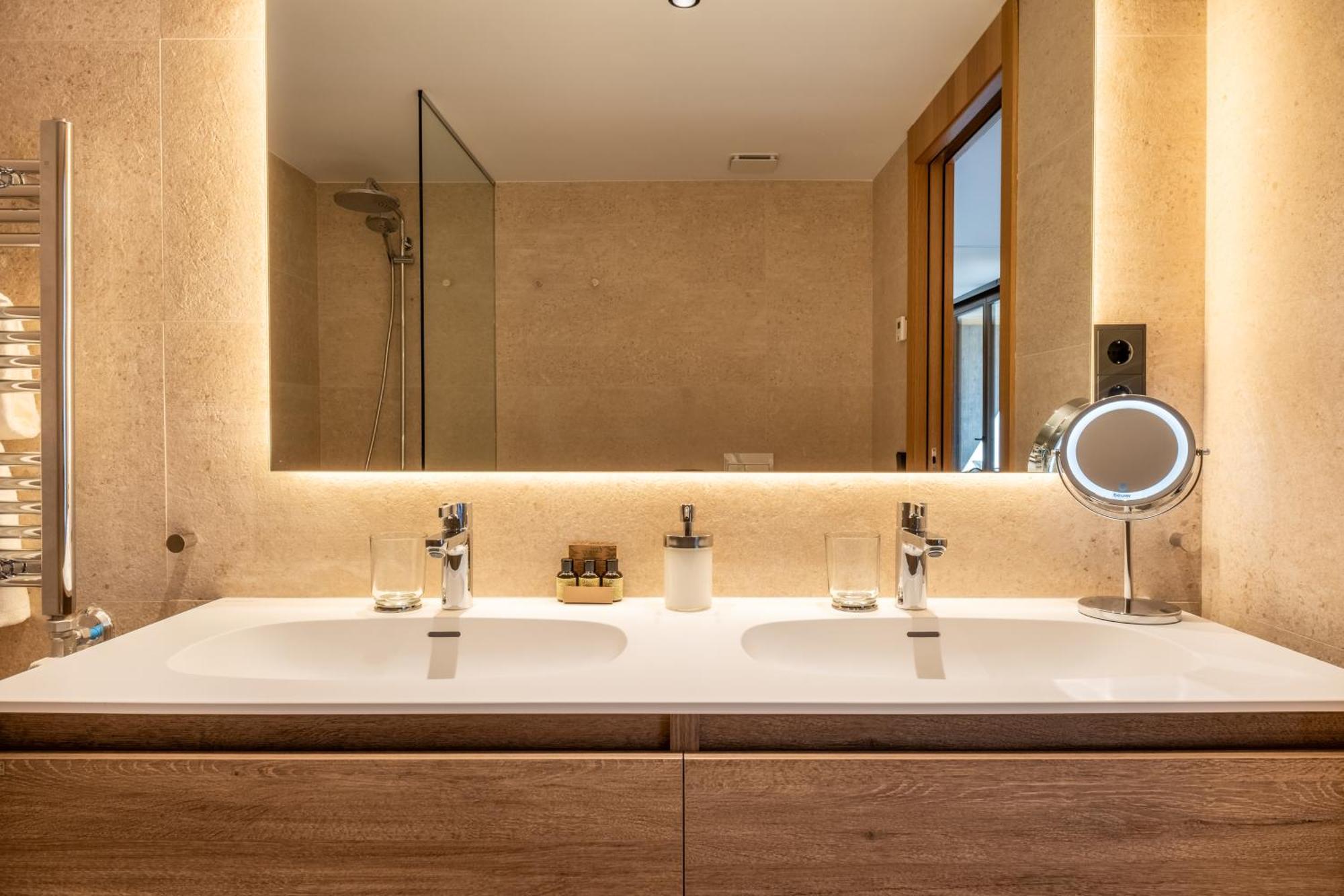 Isard Homes & By Select Apartament