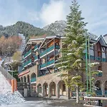 Hotel Crest