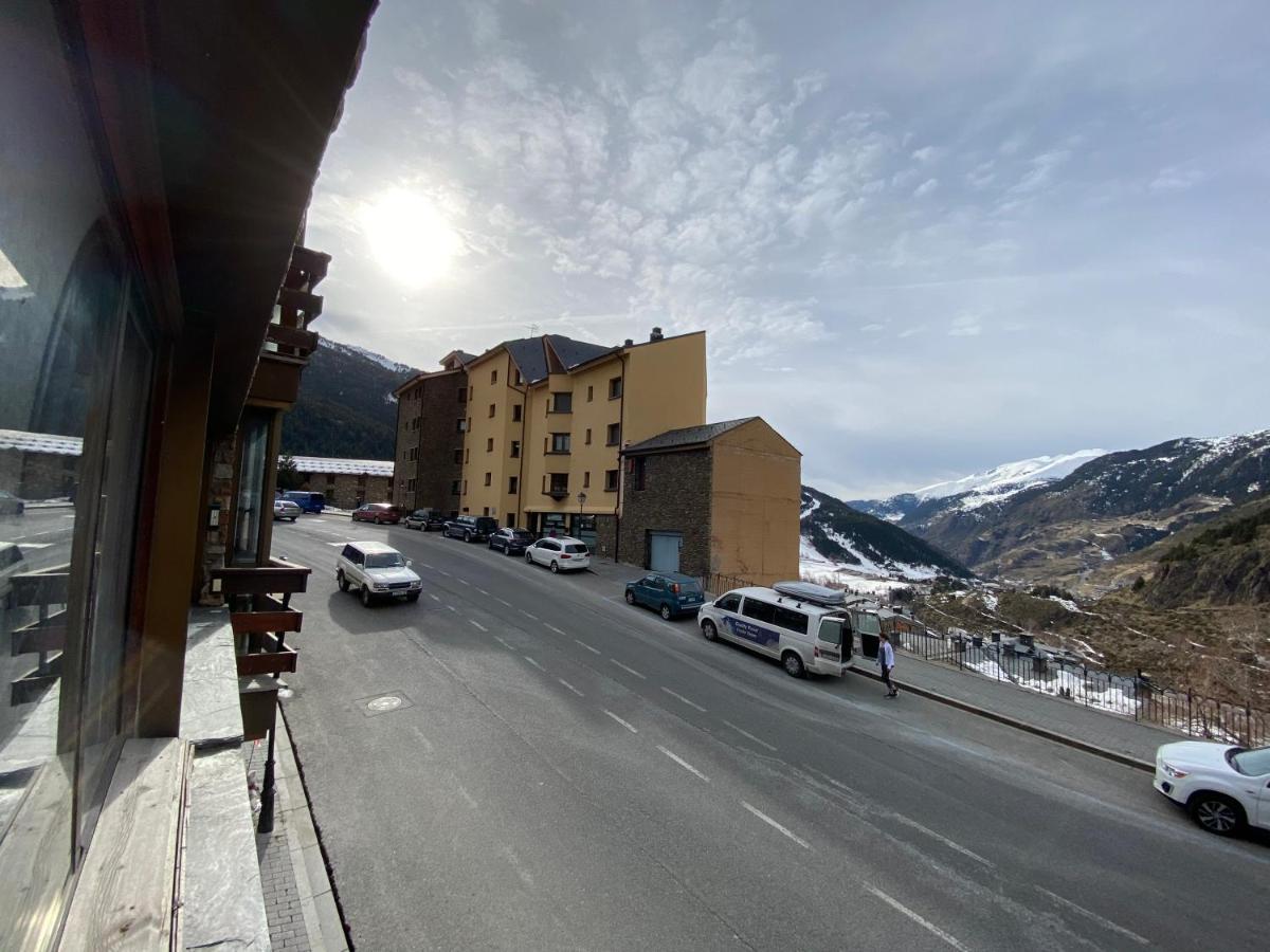 En A Pie De Pistas, Wifi Y Parquin