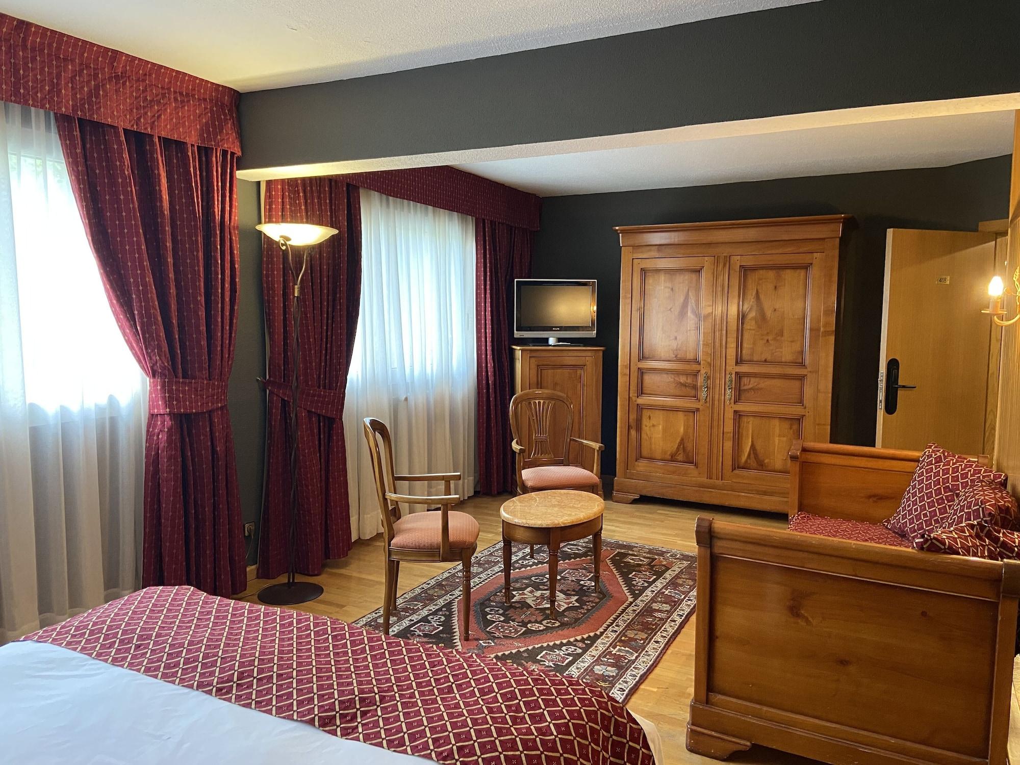 Hotel & Llop Gris
