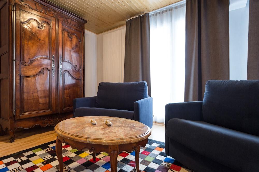 Hotel & Llop Gris