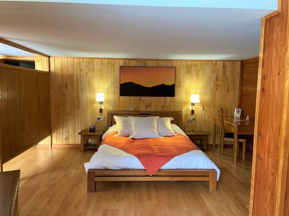 Hotel & Llop Gris