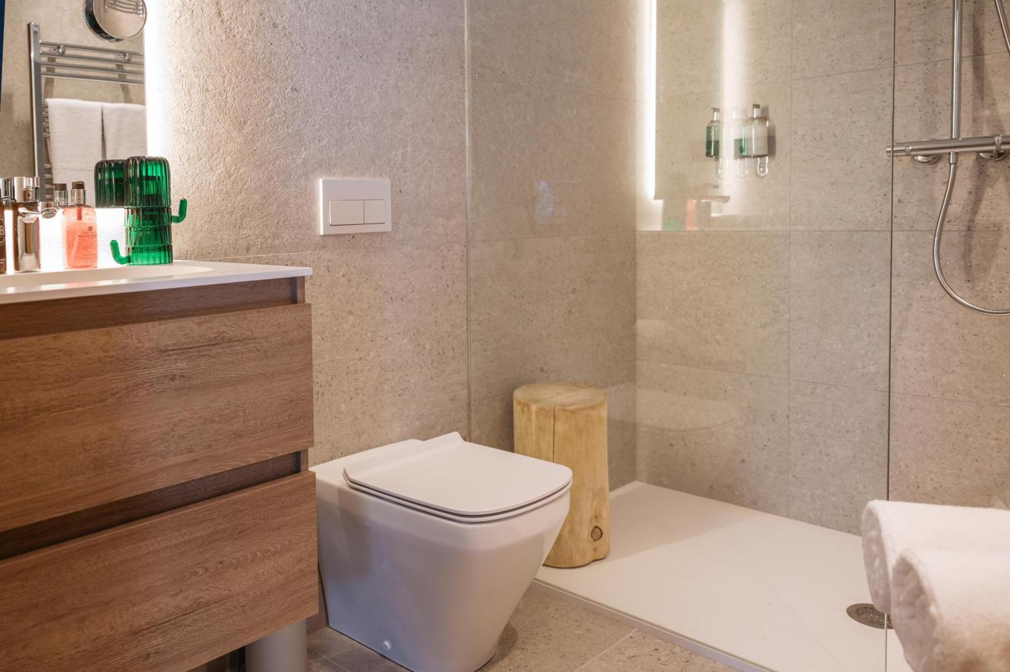 Isard Residences & By Vip Residences *