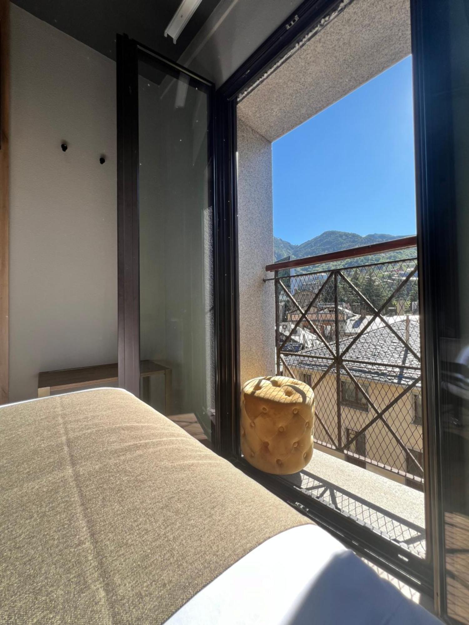 Yomo Petit Paris Encamp