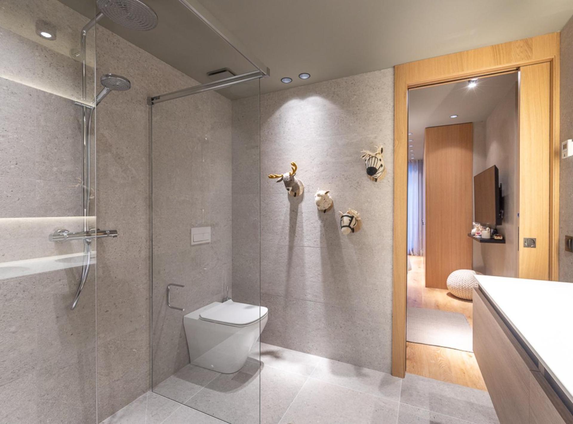 W Isard Apartment