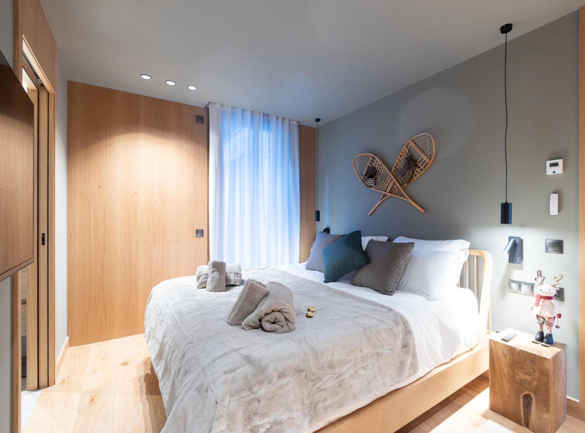 W Isard Apartment