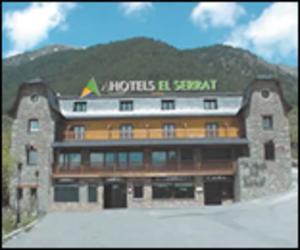 & Niunit 4* El Serrat