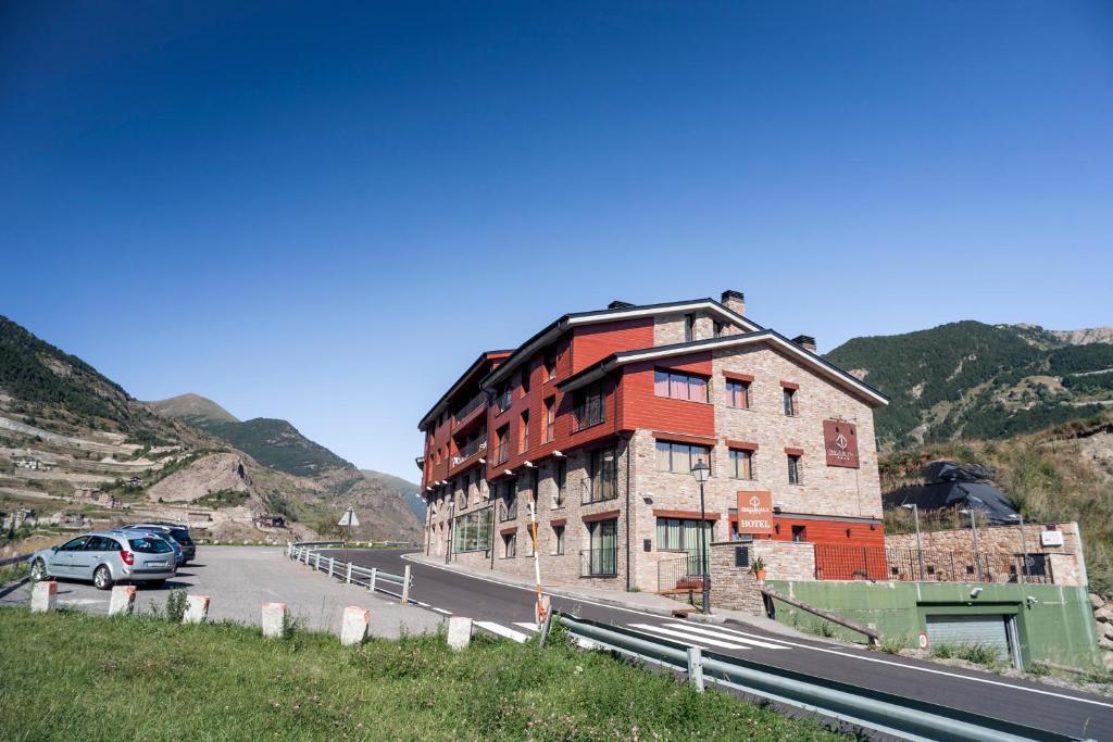 Obaga Blanca & Hotel Canillo