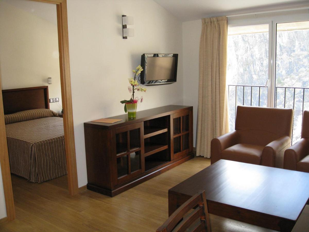 Obaga Blanca & Hotel Canillo